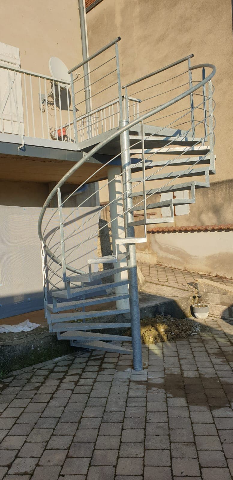 Escalier sur mesure réalisé par Profiler Métallerie en Moselle